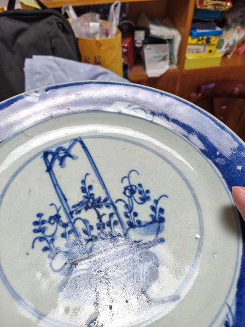 古玩陶瓷青花提籃花卉紋盤真品鑒賞圖