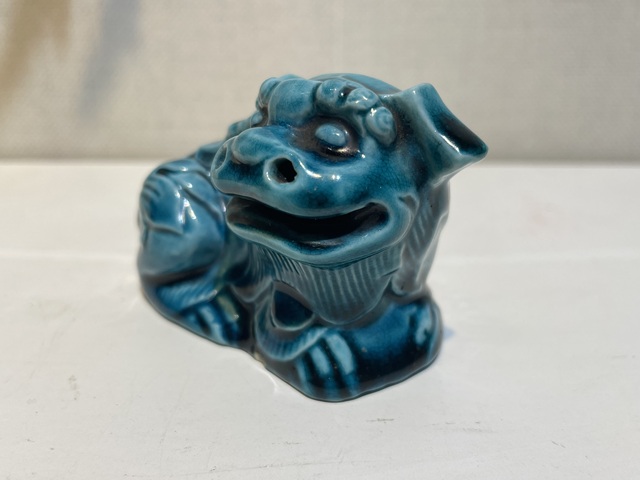 古玩陶瓷孔雀藍釉瑞獸塑像真品鑒賞圖