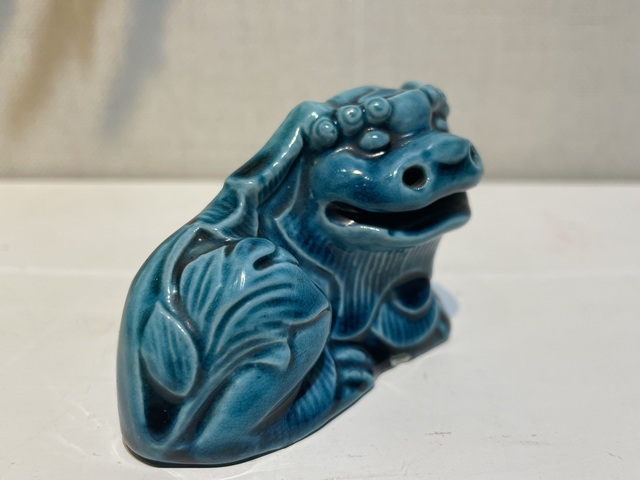 古玩陶瓷孔雀藍釉瑞獸塑像真品鑒賞圖