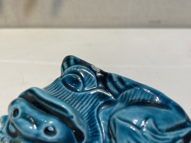 古玩陶瓷孔雀藍釉瑞獸塑像真品鑒賞圖