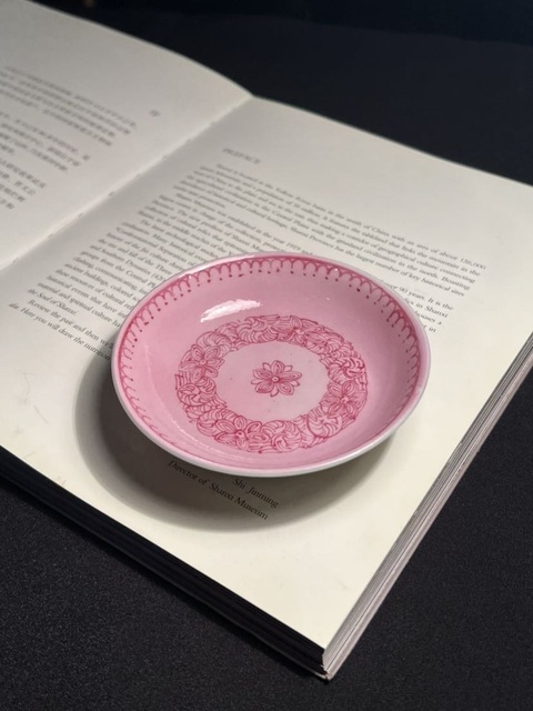 古玩陶瓷胭脂紅釉胭脂紅彩盤真品鑒賞圖