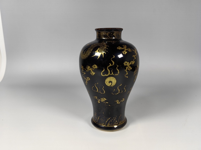 古玩陶瓷清晚烏金釉描金龍趕珠紋梅瓶真品鑒賞圖