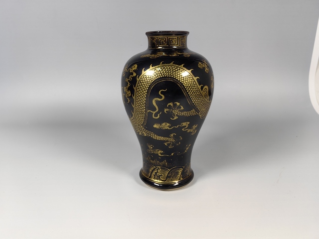 古玩陶瓷清晚烏金釉描金龍趕珠紋梅瓶真品鑒賞圖