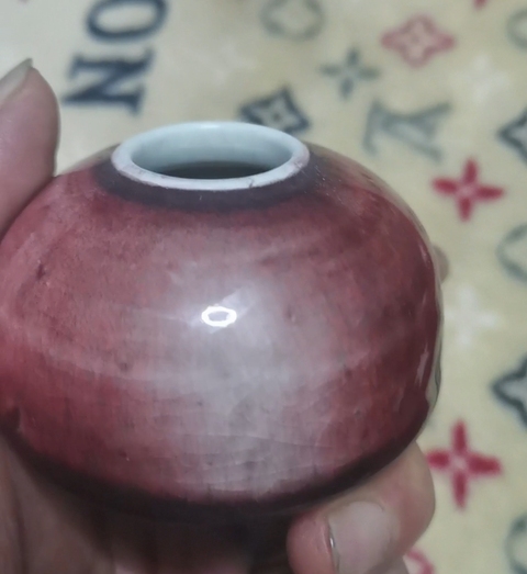 古玩陶瓷紅釉水呈真品鑒賞圖