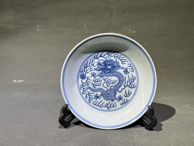 古玩陶瓷光緒官窯火焰龍紋青花盤真品鑒賞圖
