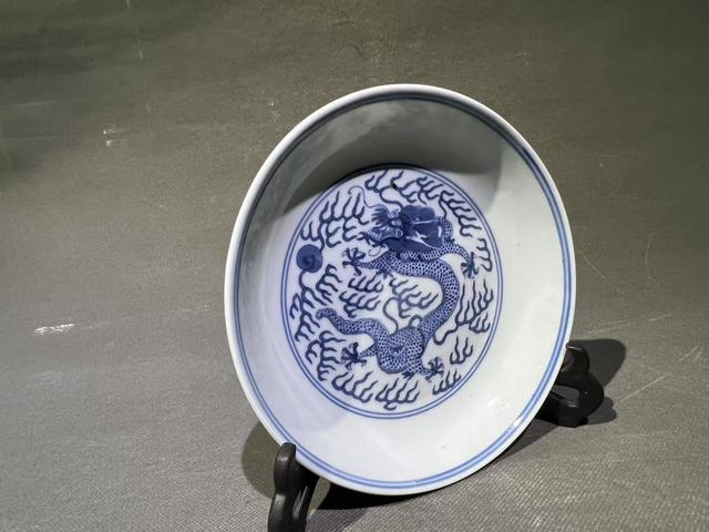 古玩陶瓷光緒官窯火焰龍紋青花盤真品鑒賞圖
