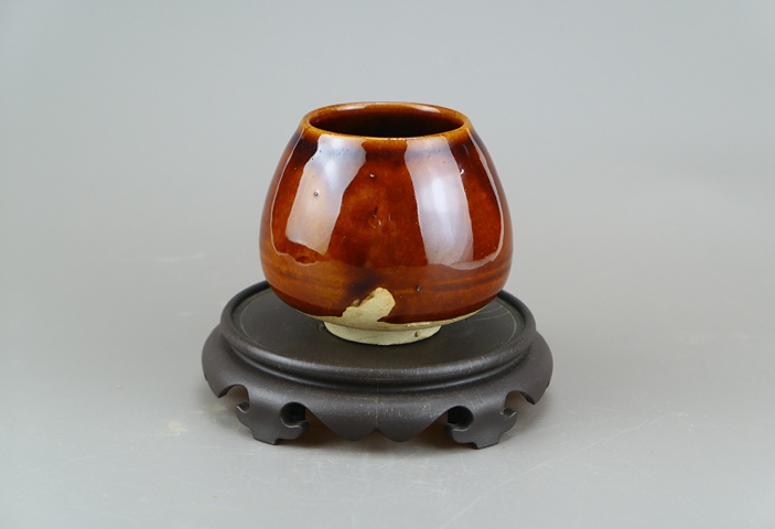古玩陶瓷精品:清末民初定窯系紫金釉雞心罐(文房雅器)拍賣,當前價格66元