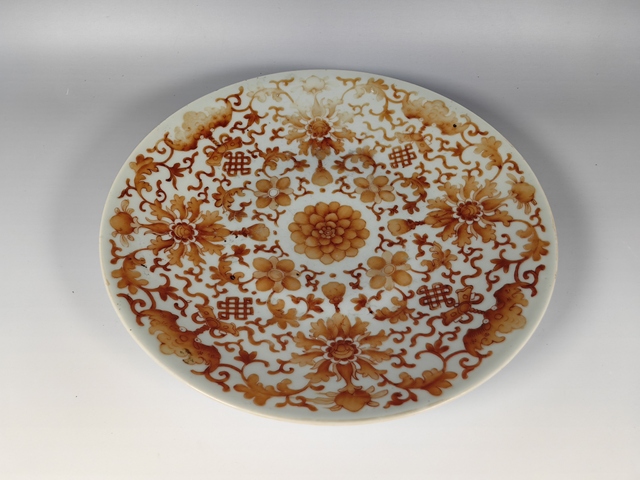 古玩陶瓷清晚礬紅壽字花卉紋賞盤真品鑒賞圖