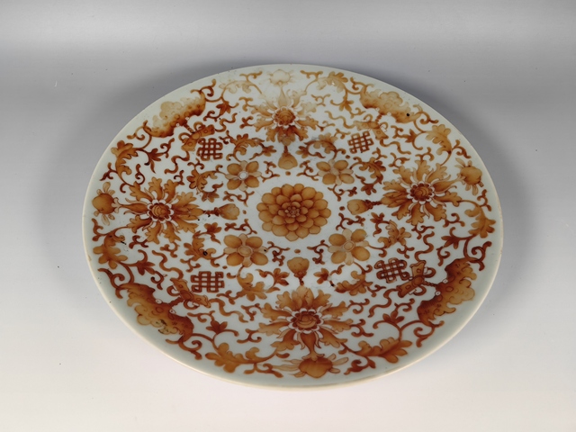古玩陶瓷清晚礬紅壽字花卉紋賞盤真品鑒賞圖