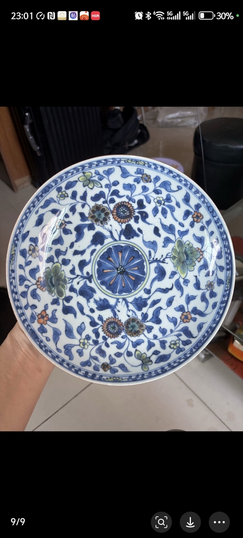 古玩陶瓷青花花卉紋盤，疑似后加斗彩真品鑒賞圖