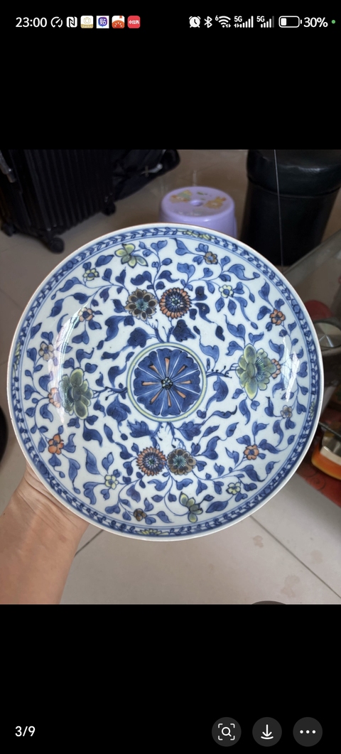 古玩陶瓷青花花卉紋盤，疑似后加斗彩真品鑒賞圖