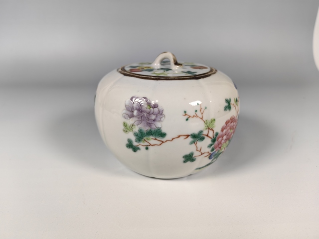 古玩陶瓷清晚粉彩花卉三多紋粉彩瓜棱蓋罐真品鑒賞圖
