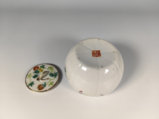 古玩陶瓷清晚粉彩花卉三多紋粉彩瓜棱蓋罐真品鑒賞圖