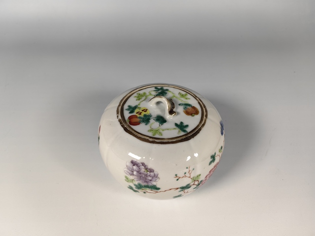 古玩陶瓷清晚粉彩花卉三多紋粉彩瓜棱蓋罐真品鑒賞圖