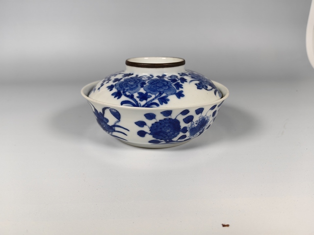 古玩陶瓷清晚四季花卉紋青花蓋碗真品鑒賞圖