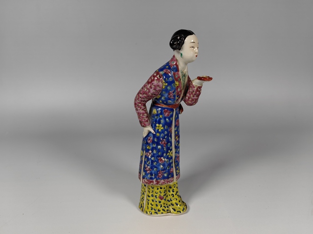 古玩陶瓷民國仕女粉彩雕塑真品鑒賞圖