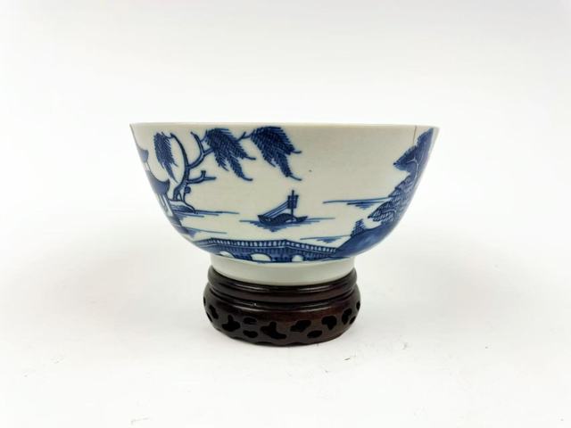 古玩陶瓷清中期·青花山水樓閣人物碗拍賣，當前價格150元