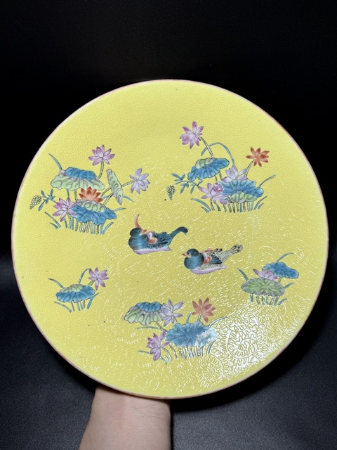 古玩陶瓷黃地軋道粉彩荷塘鴛鴦紋盤真品鑒賞圖