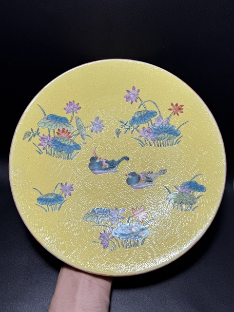 古玩陶瓷黃地軋道粉彩荷塘鴛鴦紋盤真品鑒賞圖
