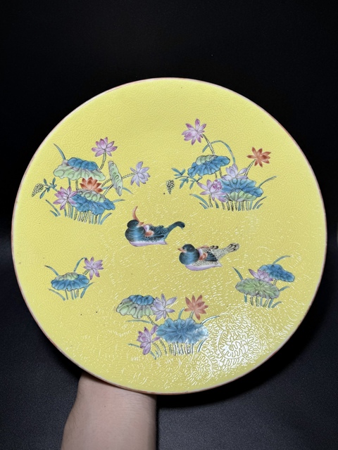 古玩陶瓷黃地軋道粉彩荷塘鴛鴦紋盤真品鑒賞圖