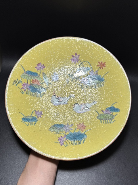 古玩陶瓷黃地軋道粉彩荷塘鴛鴦紋盤真品鑒賞圖