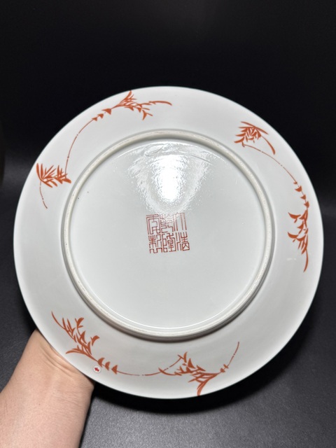 古玩陶瓷黃地軋道粉彩荷塘鴛鴦紋盤真品鑒賞圖