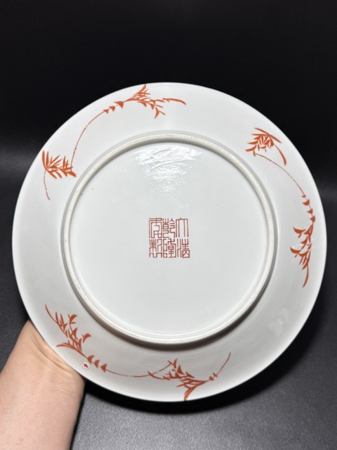 古玩陶瓷黃地軋道粉彩荷塘鴛鴦紋盤真品鑒賞圖