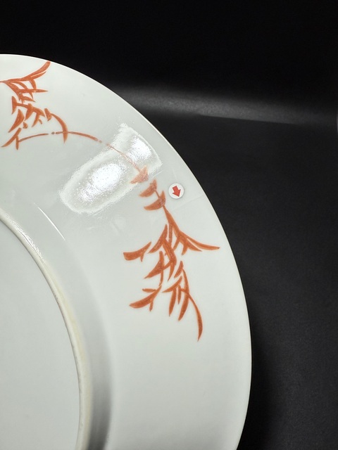 古玩陶瓷黃地軋道粉彩荷塘鴛鴦紋盤真品鑒賞圖