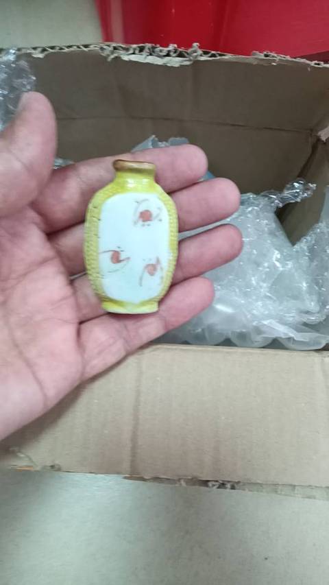 古玩陶瓷黃釉珍珠地蝠紋鼻煙壺真品鑒賞圖