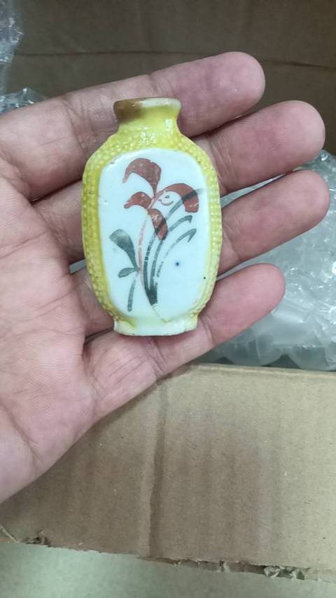 古玩陶瓷黃釉珍珠地蝠紋鼻煙壺真品鑒賞圖