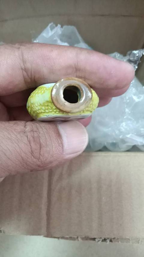 古玩陶瓷黃釉珍珠地蝠紋鼻煙壺真品鑒賞圖