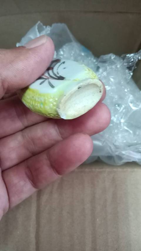 古玩陶瓷黃釉珍珠地蝠紋鼻煙壺真品鑒賞圖