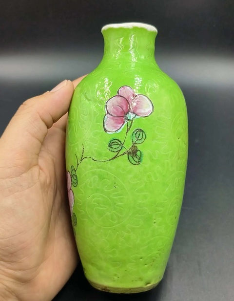 古玩陶瓷蘋果綠地軋道粉彩花卉紋柳葉瓶拍賣,當前價格999元