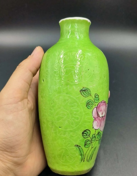 古玩陶瓷蘋果綠地軋道粉彩花卉紋柳葉瓶拍賣,當前價格999元
