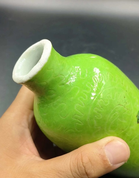 古玩陶瓷蘋果綠地軋道粉彩花卉紋柳葉瓶拍賣,當前價格999元