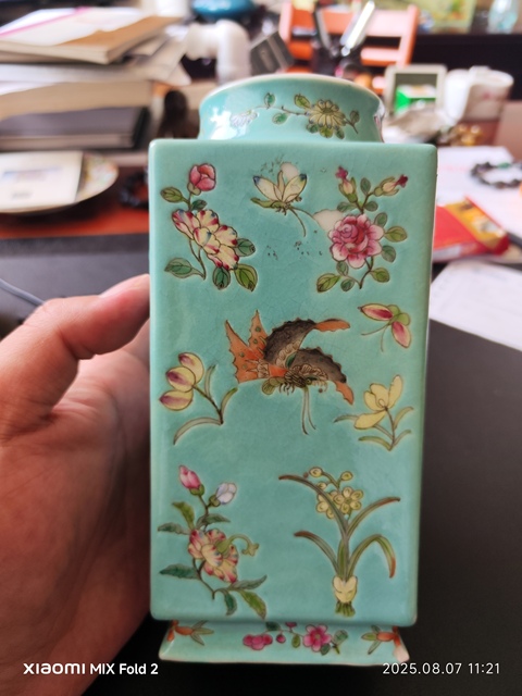 古玩陶瓷松石綠地粉彩花蝶紋瓶真品鑒賞圖