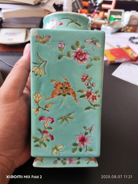 古玩陶瓷松石綠地粉彩花蝶紋瓶真品鑒賞圖