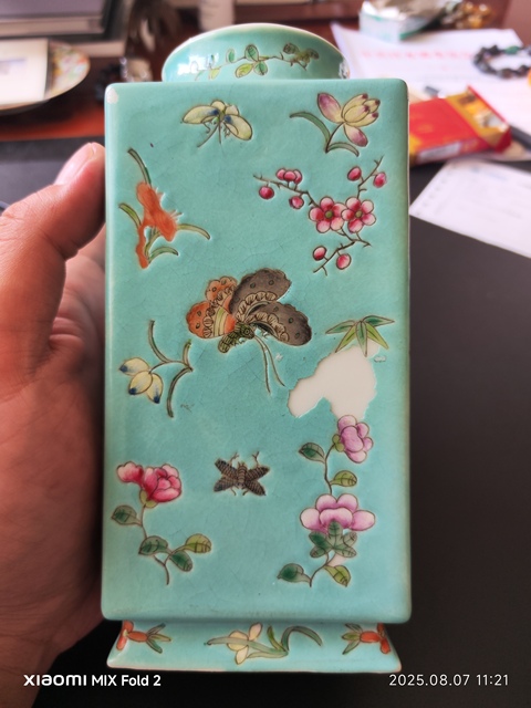 古玩陶瓷松石綠地粉彩花蝶紋瓶真品鑒賞圖