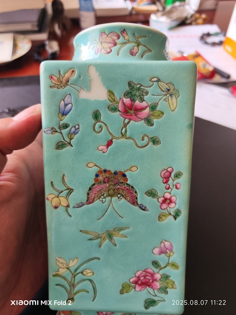 古玩陶瓷松石綠地粉彩花蝶紋瓶真品鑒賞圖