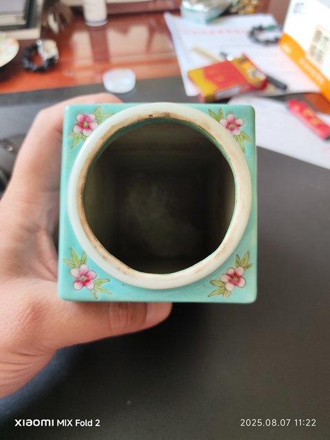 古玩陶瓷松石綠地粉彩花蝶紋瓶真品鑒賞圖