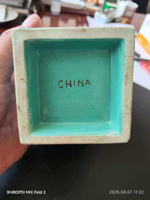 古玩陶瓷松石綠地粉彩花蝶紋瓶真品鑒賞圖