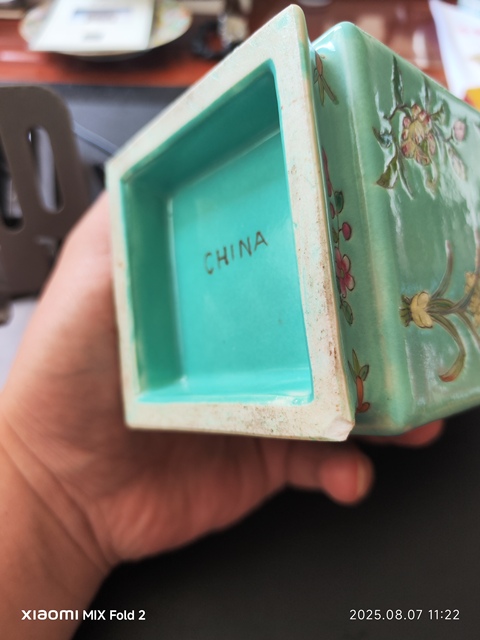古玩陶瓷松石綠地粉彩花蝶紋瓶真品鑒賞圖