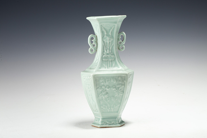 古玩陶瓷民國·青釉模印花卉紋雙耳六方瓶拍賣，當前價格3168元