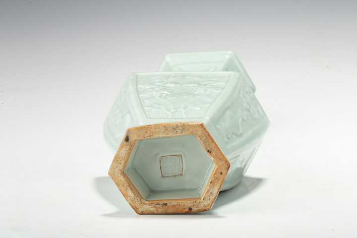 古玩陶瓷民國·青釉模印花卉紋雙耳六方瓶拍賣，當前價格3168元