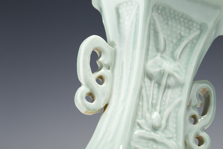 古玩陶瓷民國·青釉模印花卉紋雙耳六方瓶拍賣，當前價格3168元