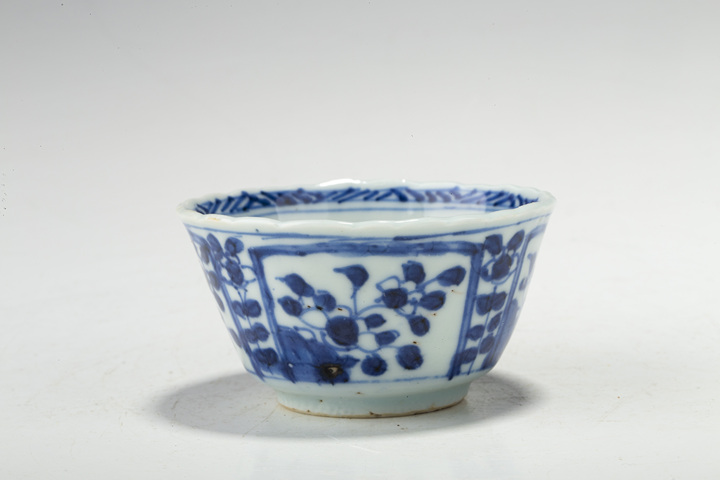 古玩陶瓷清康熙·青花開窗花卉紋花口杯
真品鑒賞圖