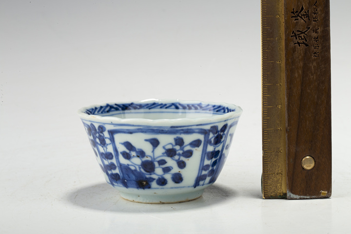 古玩陶瓷清康熙·青花開窗花卉紋花口杯
真品鑒賞圖