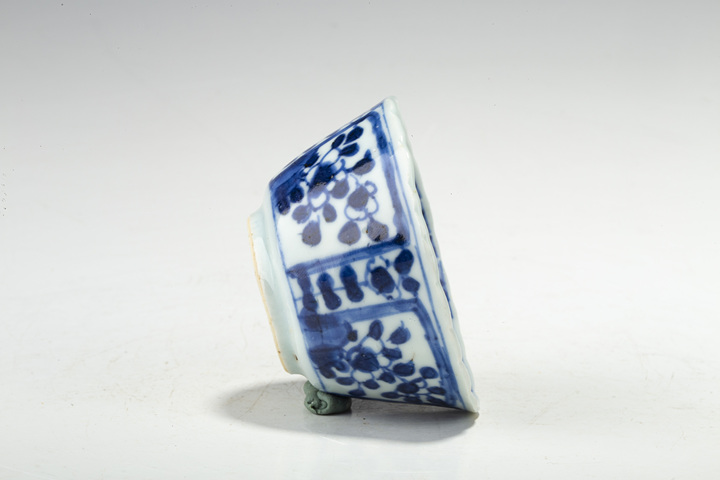 古玩陶瓷清康熙·青花開窗花卉紋花口杯
真品鑒賞圖