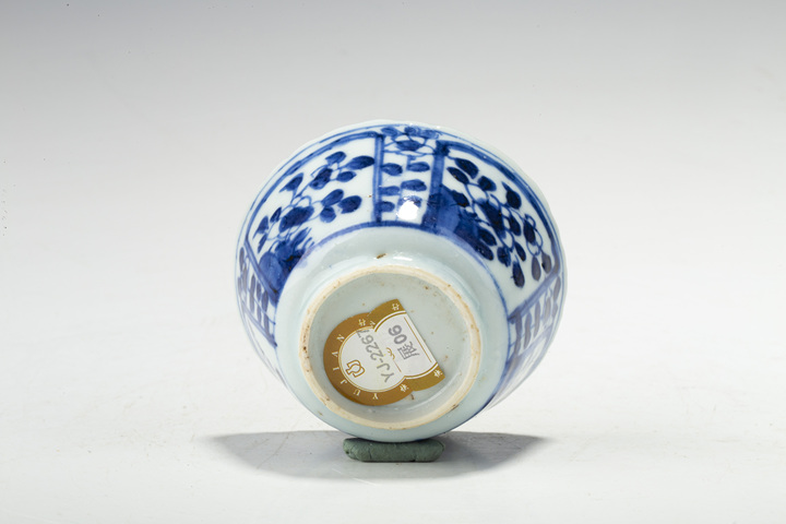 古玩陶瓷清康熙·青花開窗花卉紋花口杯
真品鑒賞圖