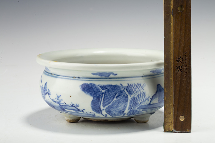 古玩陶瓷清中早·德化窯青花山水紋三足爐
真品鑒賞圖